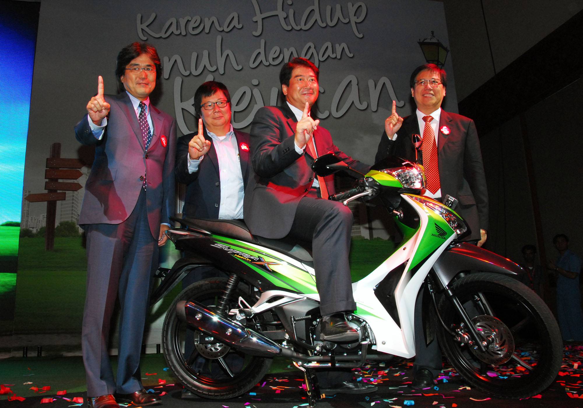 Mau Tahu Gambar Pilihan Warna Honda SupraX125 Helm Inmonggo Diintip Iwanbanarancom