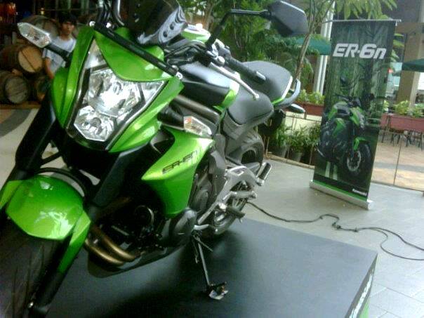 Banderol Kawasaki ER6N membuat bule Bali pada ngiler 