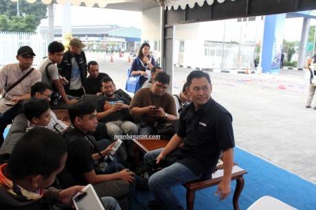 Pak Eko Prabowo (PT. YIMM) sedang dikerubuti para jurnalis otomotif cari setitik berita...
