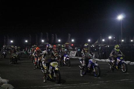 Kualifikasi Seri ke-7 Yamaha Cup Race balapan malam di sirkuit area Trans Studio Makassar (3)