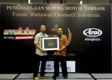 Asisten GM Marketing Mohammad Masykur dan Ketua Umum Forwot Indra Prabowo dengan penghargaan R25 sebagai Motorcycle of The Year 2014 Forwot Award