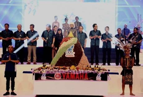 President & CEO Yamaha Motor Company Hiroyuki Yanagi - President Yamaha negara ASEAN -Manajemen PT Yamaha Indonesia Motor Manufacturing dalam perayaan 60 tahun YMC Jumat 23 Januari 2015 di Jakarta