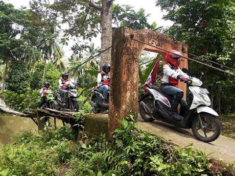 Riders melewati jembatan rusak di daerah Krui