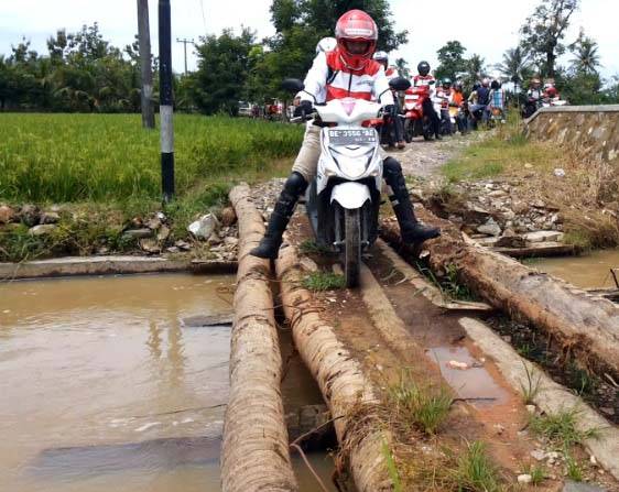 Riders saat melewati desa dengan jembatan kecil di Lampung Timur