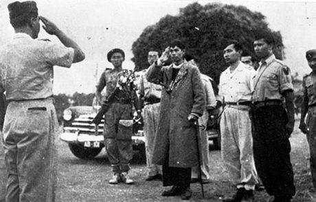 Panglima Besar Jenderal Sudirman didampingi oleh Letnan Kolonel Suharto yang diutus untuk menjemput beliau setiba di Yogyakarta disambut oleh Kolonel Suhud pada bulan 10 Juli 1949 [ 30 tahun Indonesia Merdeka; 20000811 ]