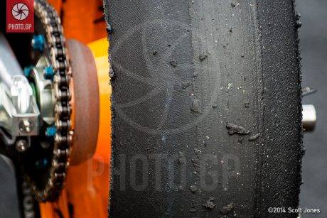 Bridgestone-asymmetric-rear-slick-tire-valencia-2014-L