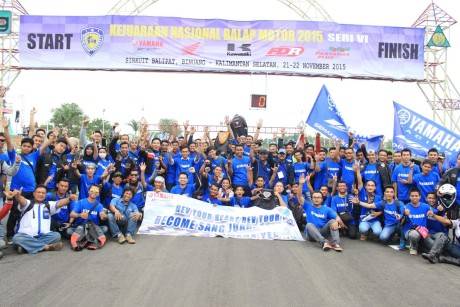Yamaha Riders Federation Indonesia (YRFI) Kalimantan Selatan support tim Yamaha Racing Indonesia di seri penutup Indonesia Road Racing Championship 2015 di sirkuit Balipat Banjarmasin