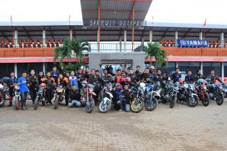 Yamaha V-Ixion Club Indonesia (YVCI) Banjarmasin support tim Yamaha Racing Indonesia di seri penutup Indonesia Road Racing Championship 2015 di sirkuit Balipat Banjarmasin