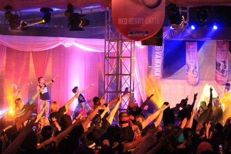 Atraksi dance Zumba Bollywood Party dalam rangkaian event launching New Fino 125 Blue Core di Mall Ratu Indah Makassar (2)