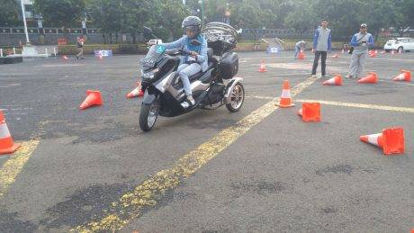 Echi Pramitasari anggota Max Owners ikut safety riding course meski memiliki keterbatasan fisik (2)