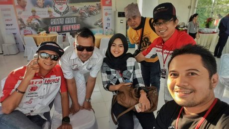 "Ngobrol santai dengan Dimas Eky, bro Riki dan jurnalis lain di Sidrap...."