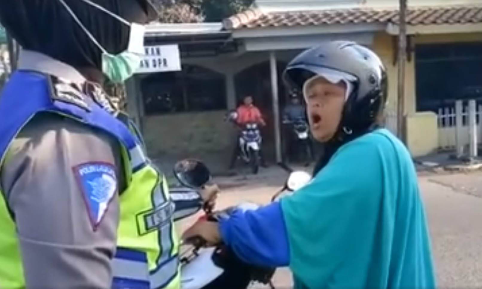Video Emak Emak Biker Nantangin Polwan Jadi Viral
